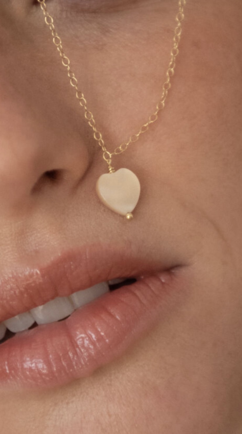 Collar heart nacre